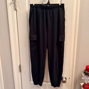 Vuori Boyfriend Cargo joggers. Women size small
